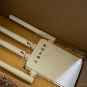White WiFi Range Extender with Antennas